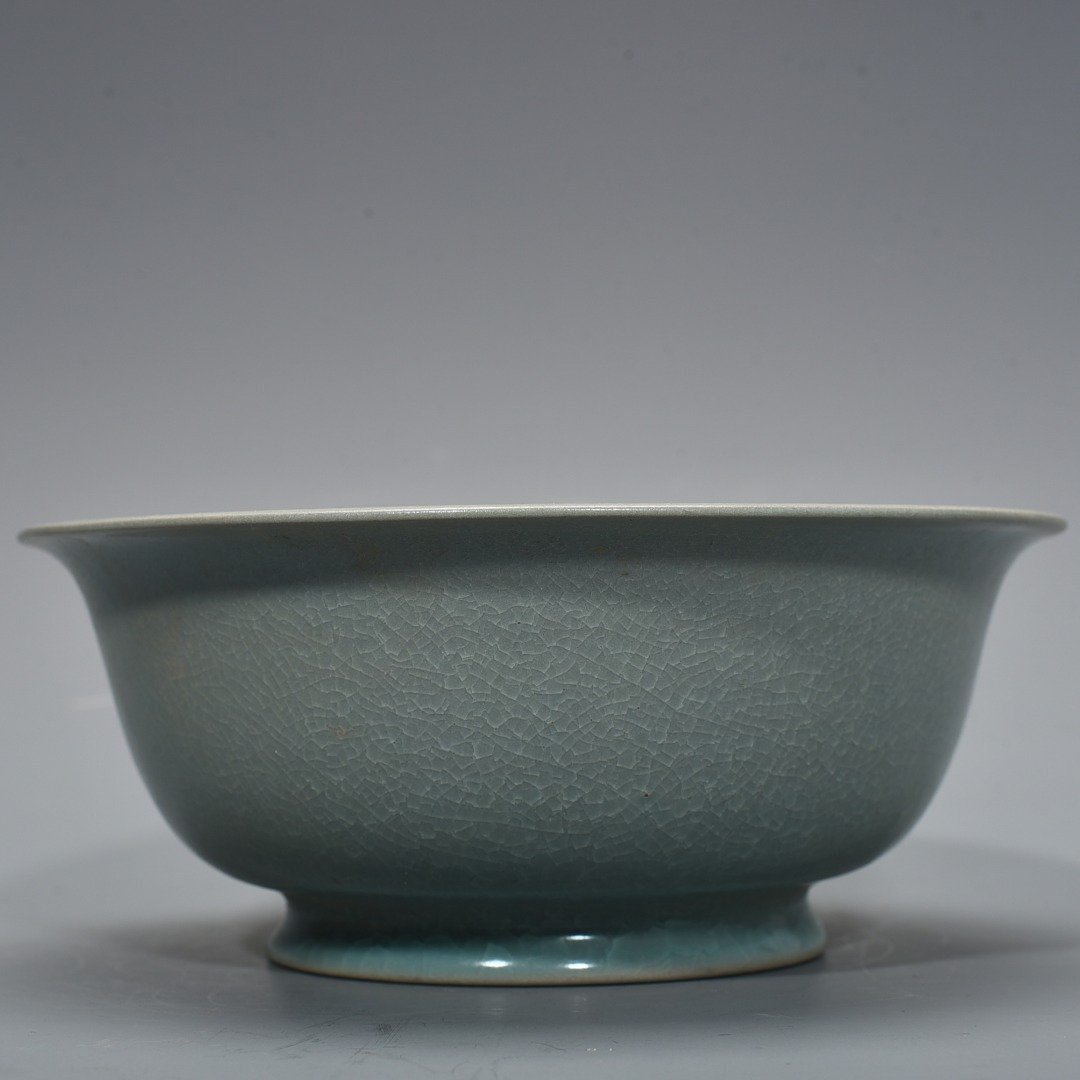 Song Dynasty Ru Kiln azure glaze ice cracked bowl