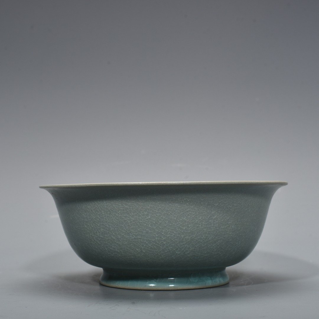 Song Dynasty Ru Kiln azure glaze ice cracked bowl