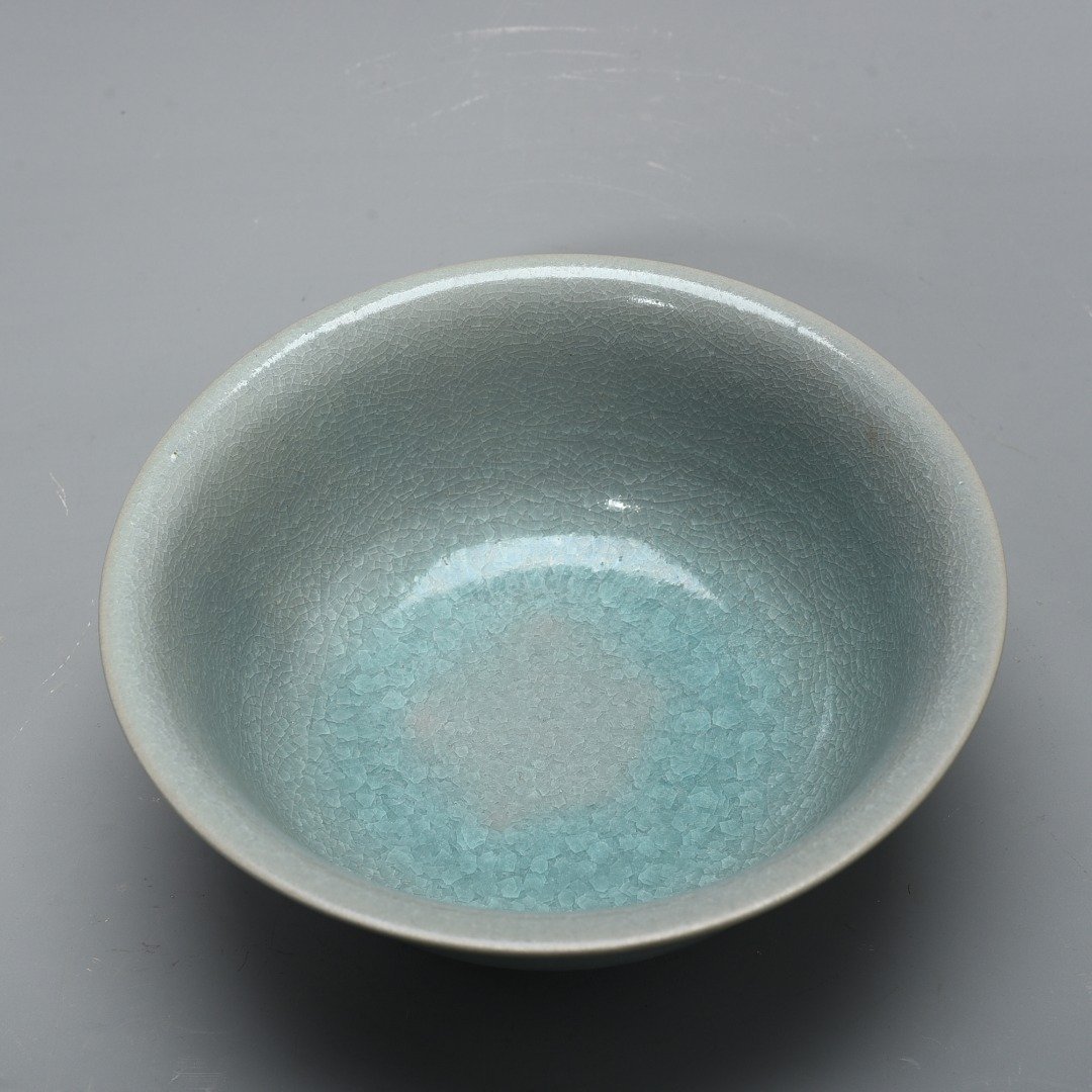 Song Dynasty Ru Kiln azure glaze ice cracked bowl