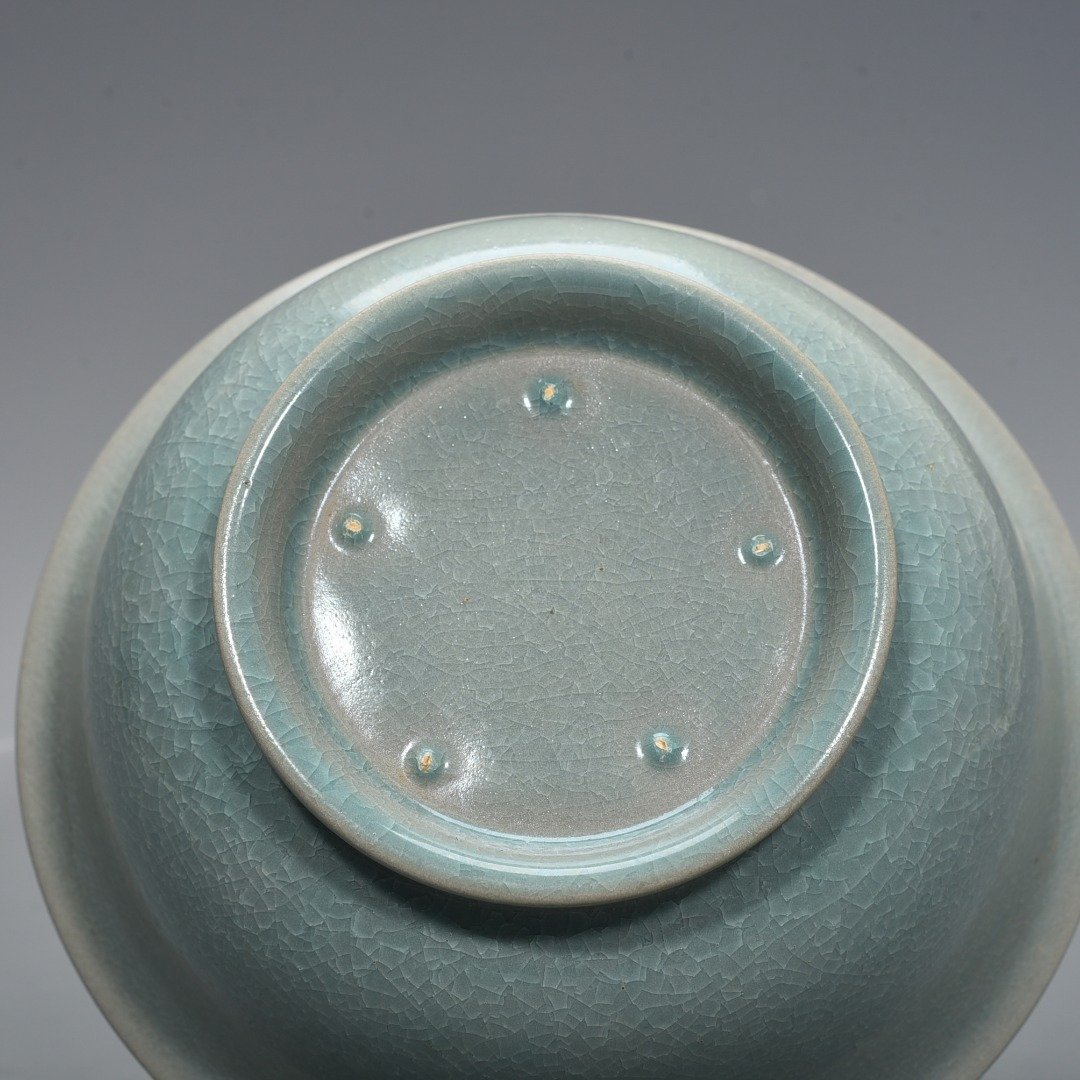 Song Dynasty Ru Kiln azure glaze ice cracked bowl