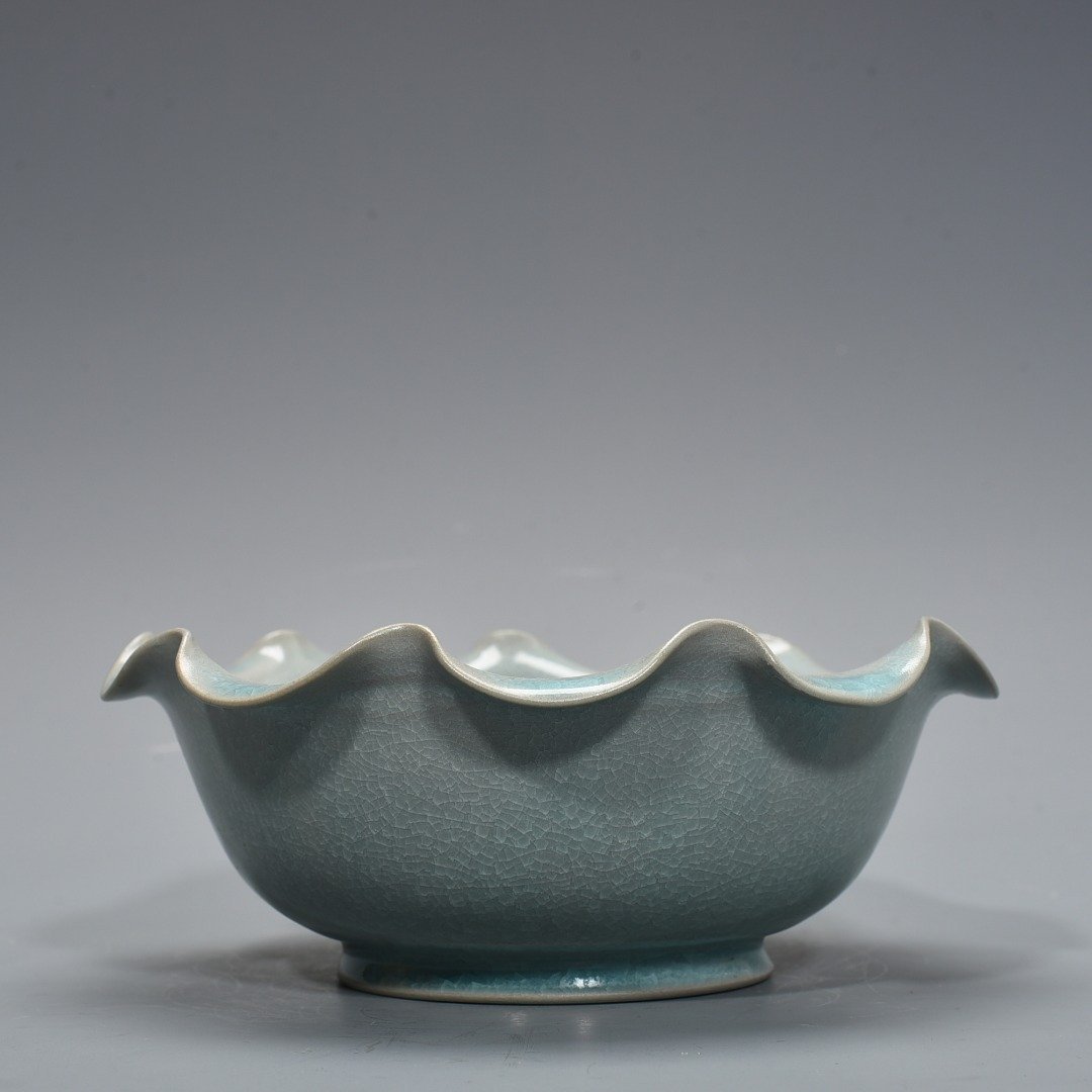 Song Dynasty Ru kiln azure glaze ice cracked lotus leaf washing bowl
