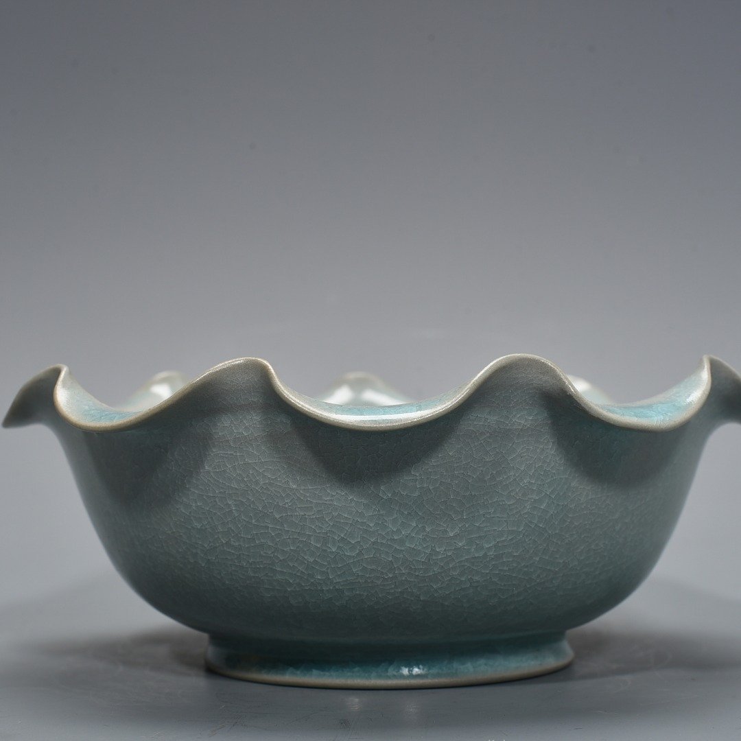 Song Dynasty Ru kiln azure glaze ice cracked lotus leaf washing bowl
