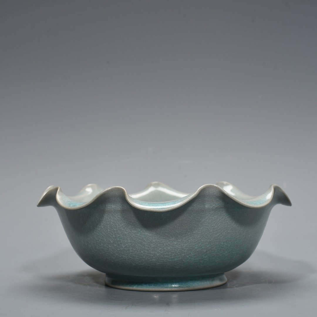 Song Dynasty Ru kiln azure glaze ice cracked lotus leaf washing bowl