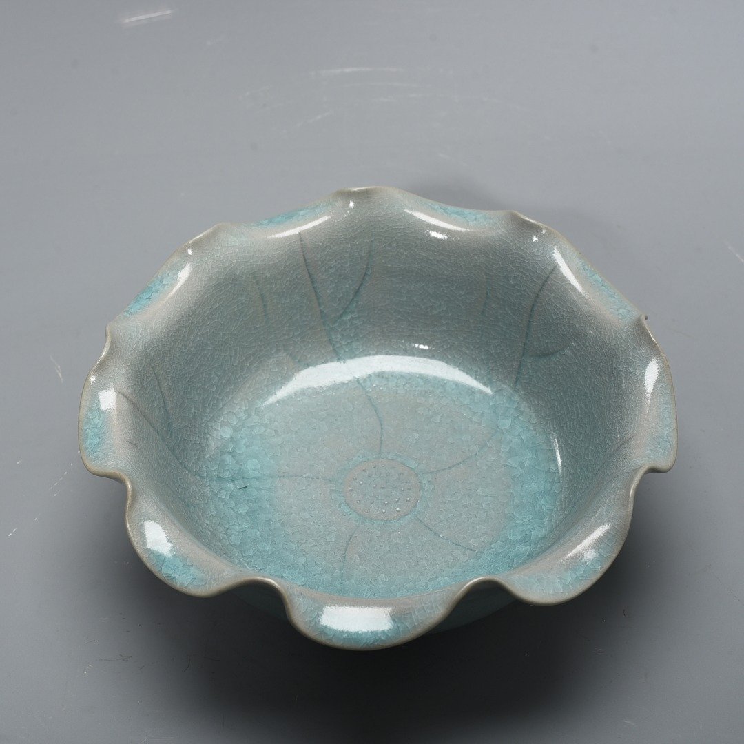 Song Dynasty Ru kiln azure glaze ice cracked lotus leaf washing bowl