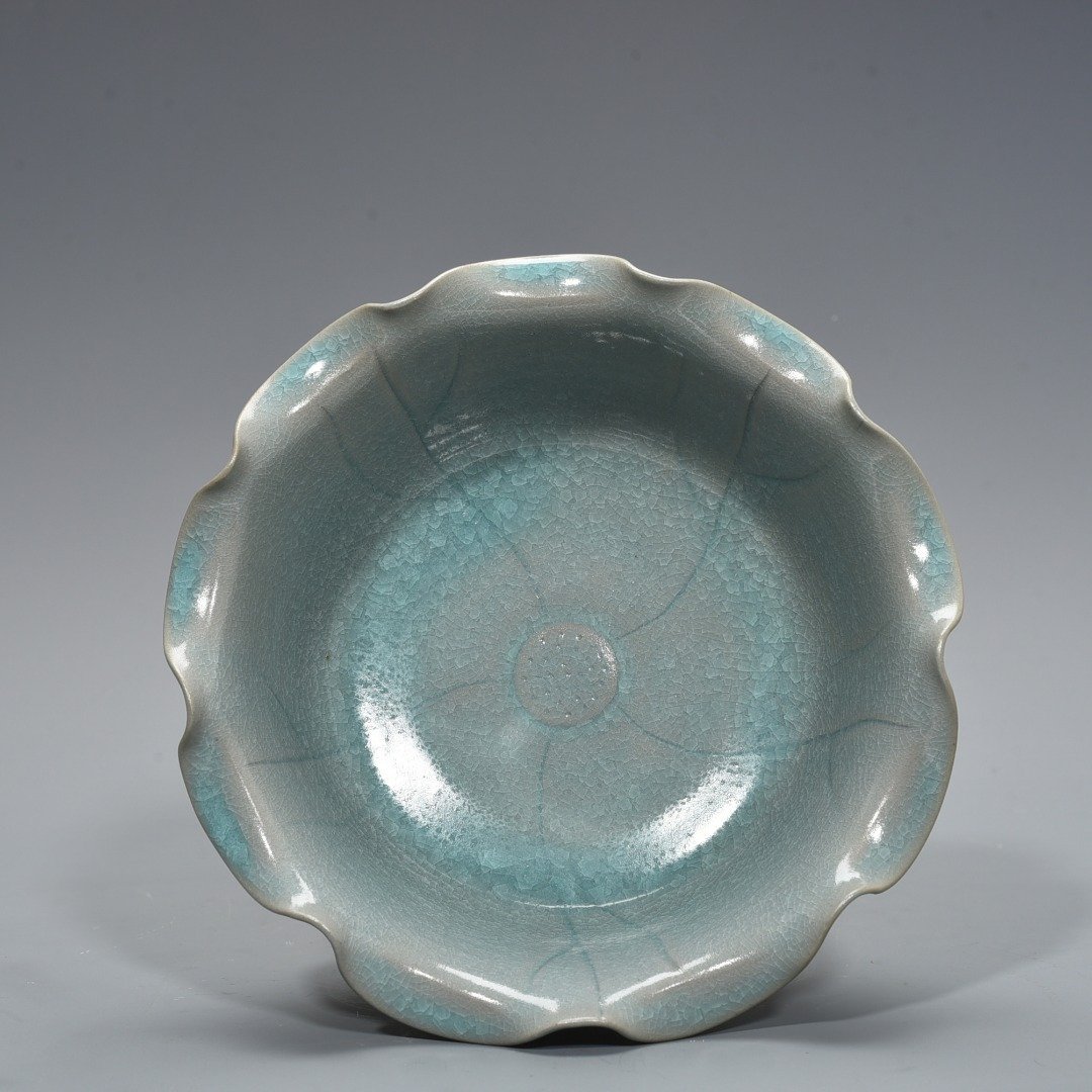 Song Dynasty Ru kiln azure glaze ice cracked lotus leaf washing bowl