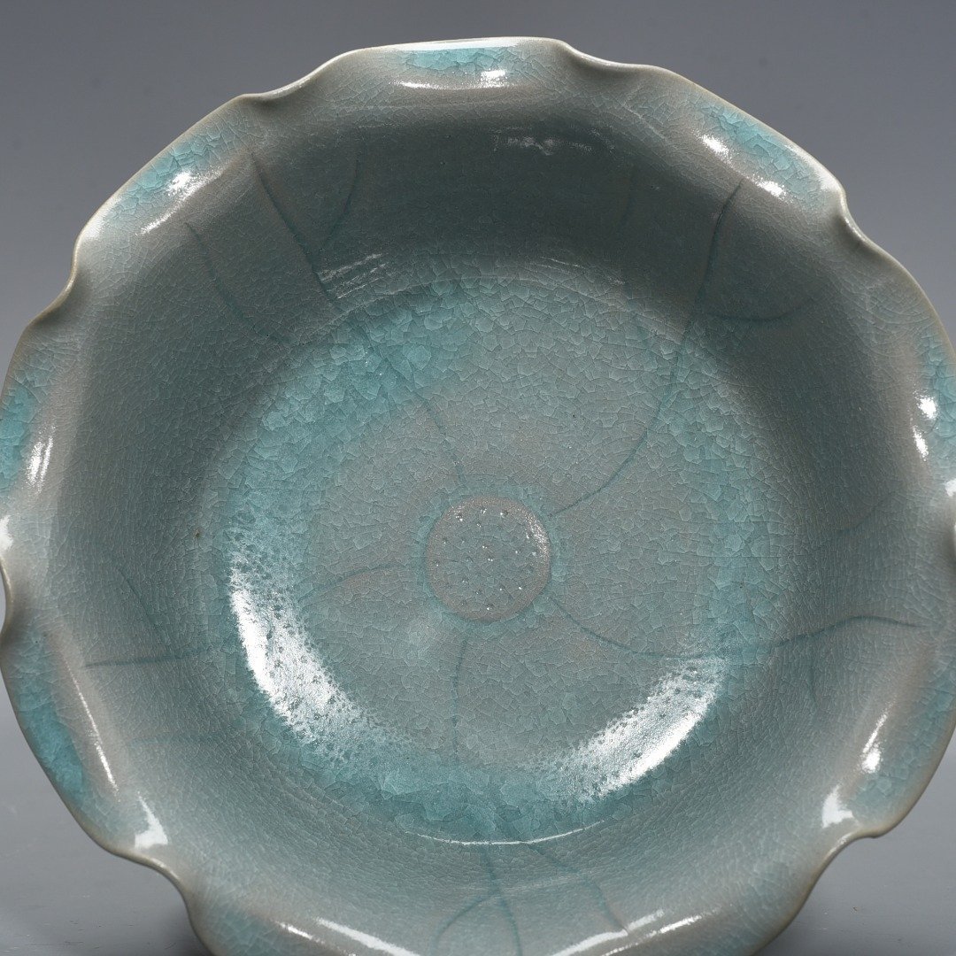 Song Dynasty Ru kiln azure glaze ice cracked lotus leaf washing bowl