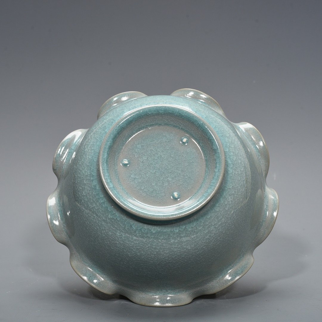Song Dynasty Ru kiln azure glaze ice cracked lotus leaf washing bowl