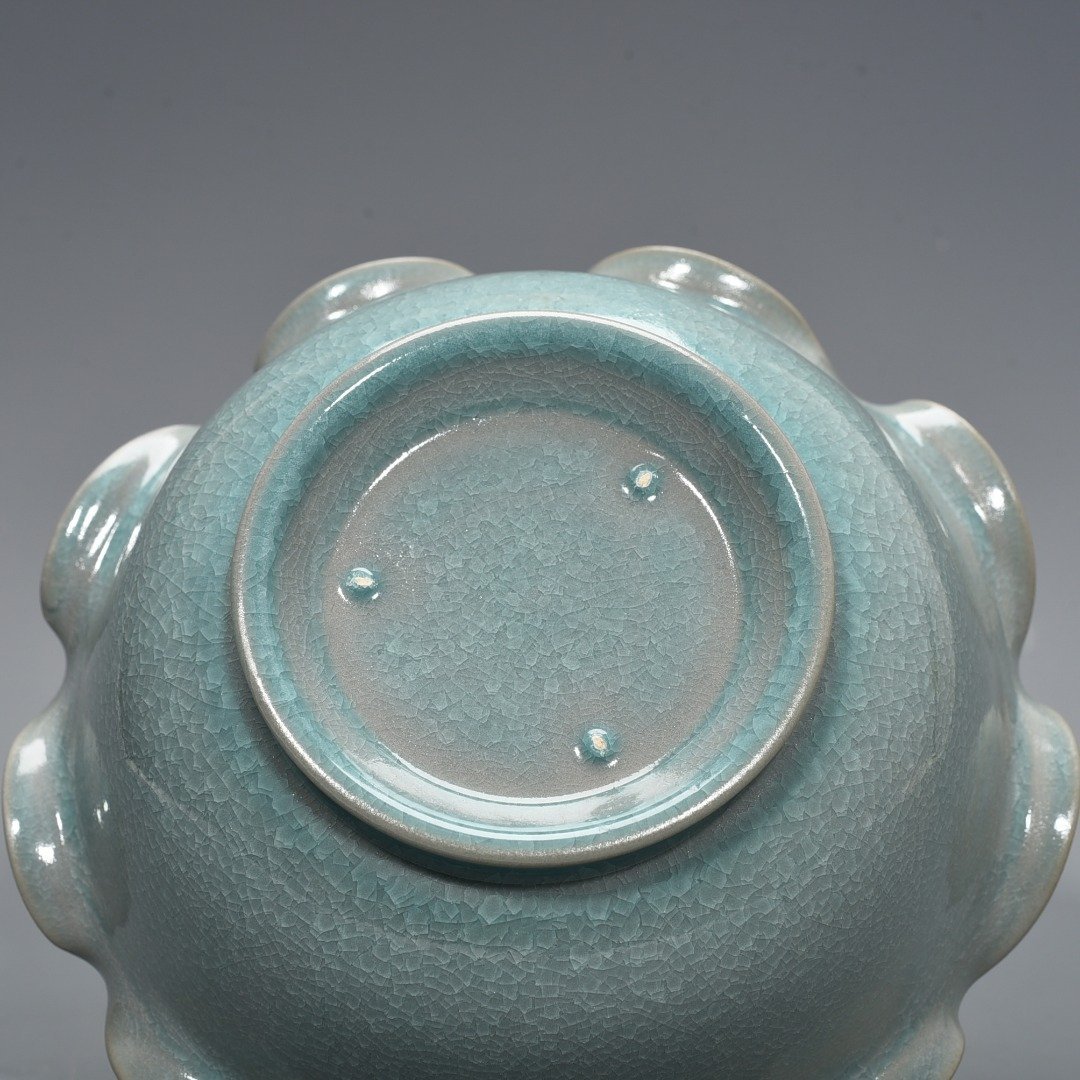 Song Dynasty Ru kiln azure glaze ice cracked lotus leaf washing bowl