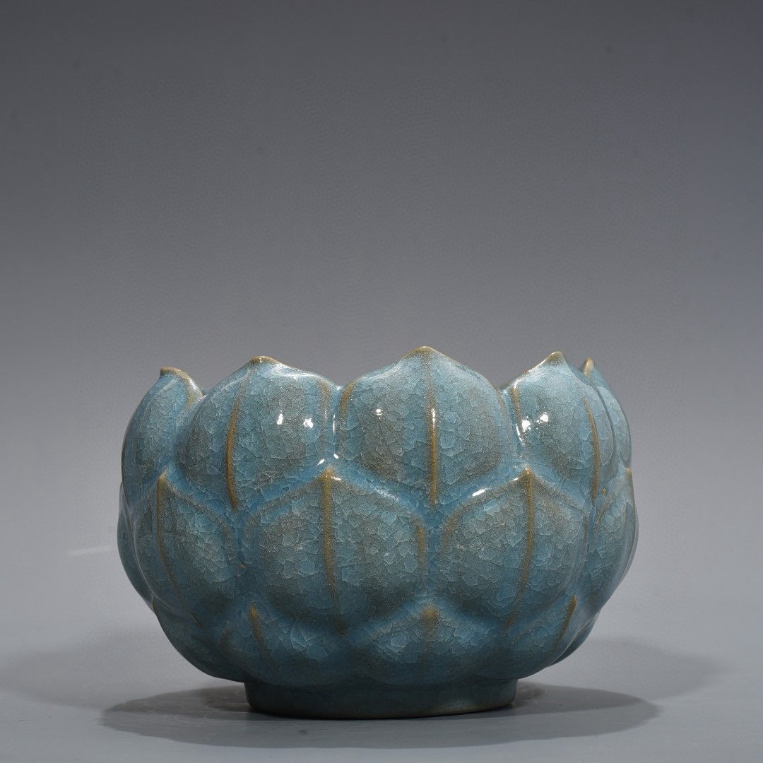 Song Dynasty Ru kiln azure glaze ice cracked lotus wash