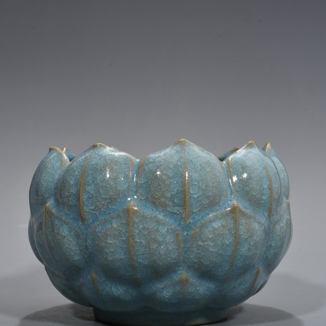 Song Dynasty Ru kiln azure glaze ice cracked lotus wash