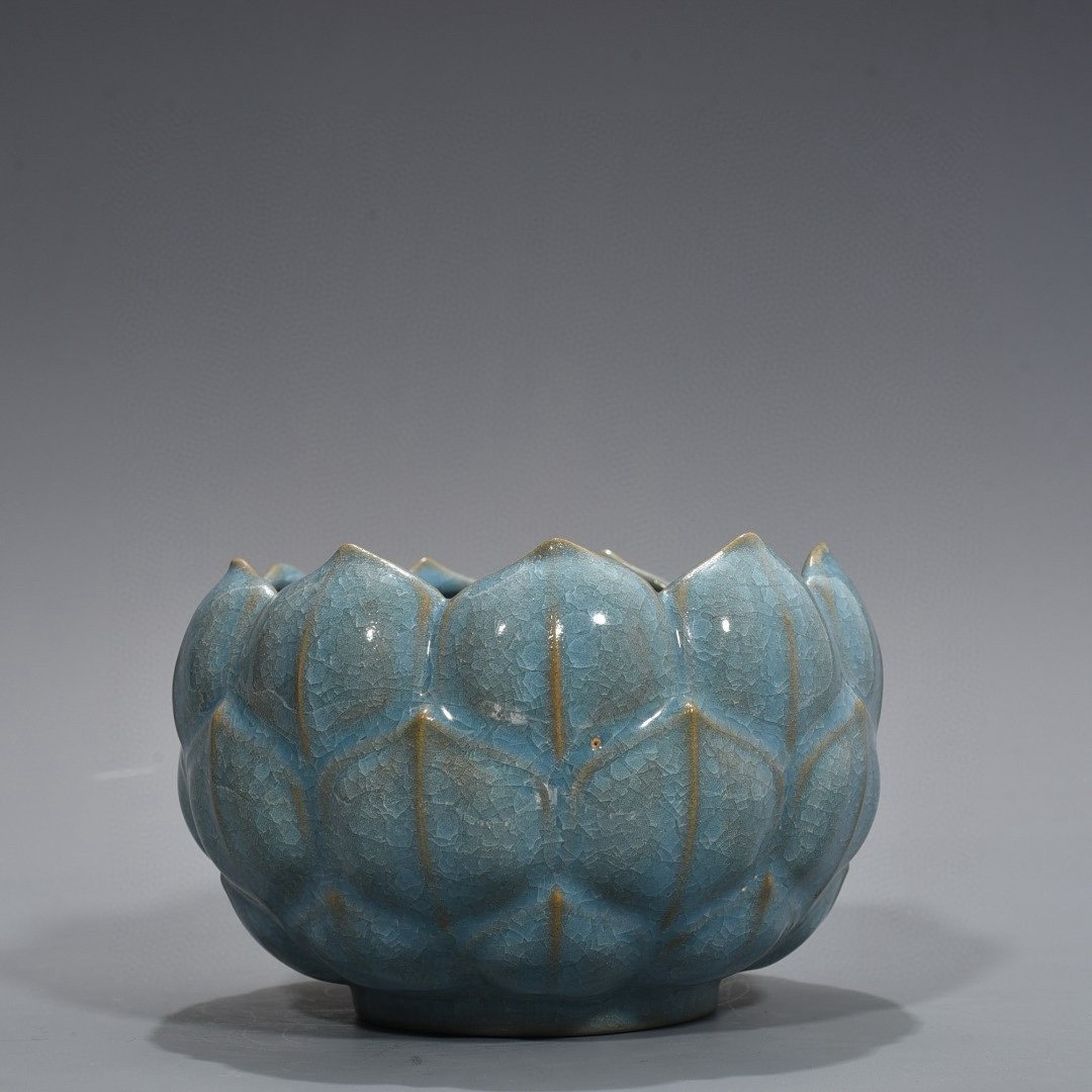 Song Dynasty Ru kiln azure glaze ice cracked lotus wash