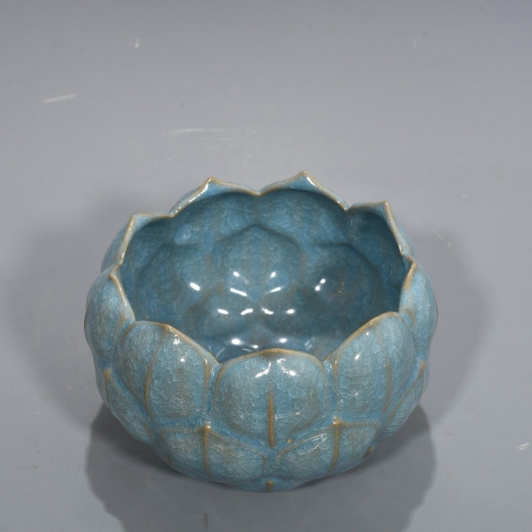 Song Dynasty Ru kiln azure glaze ice cracked lotus wash