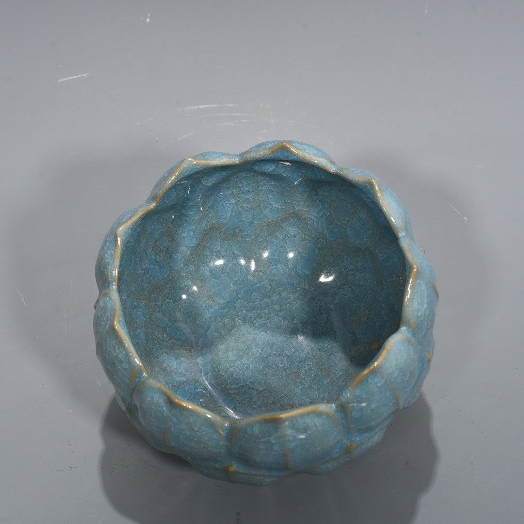 Song Dynasty Ru kiln azure glaze ice cracked lotus wash