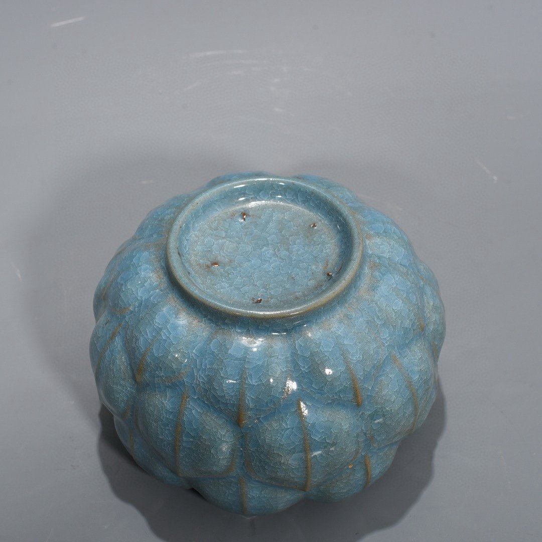 Song Dynasty Ru kiln azure glaze ice cracked lotus wash