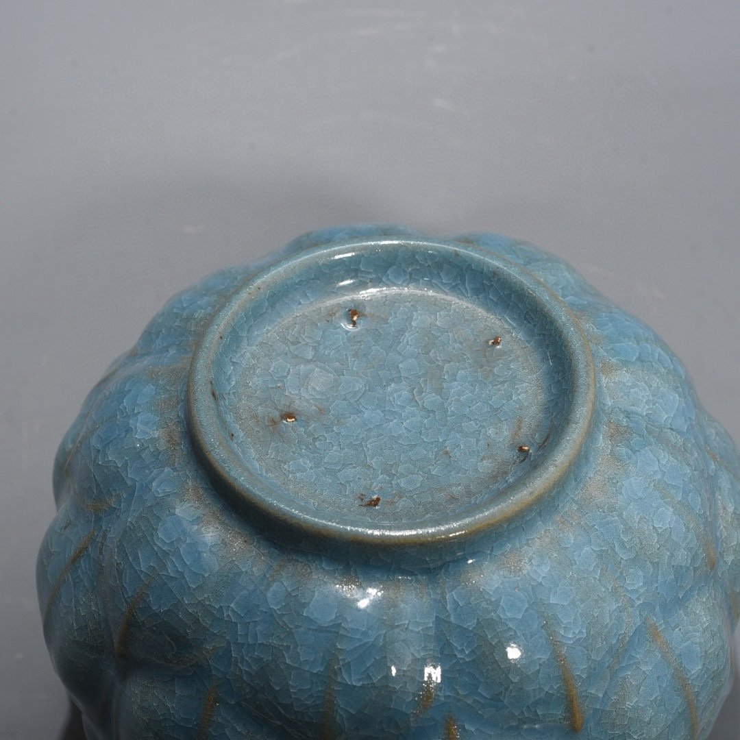 Song Dynasty Ru kiln azure glaze ice cracked lotus wash