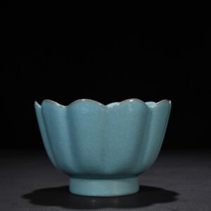 Song Dynasty Ru Kiln azure glaze ice cracked lotus warming bowl