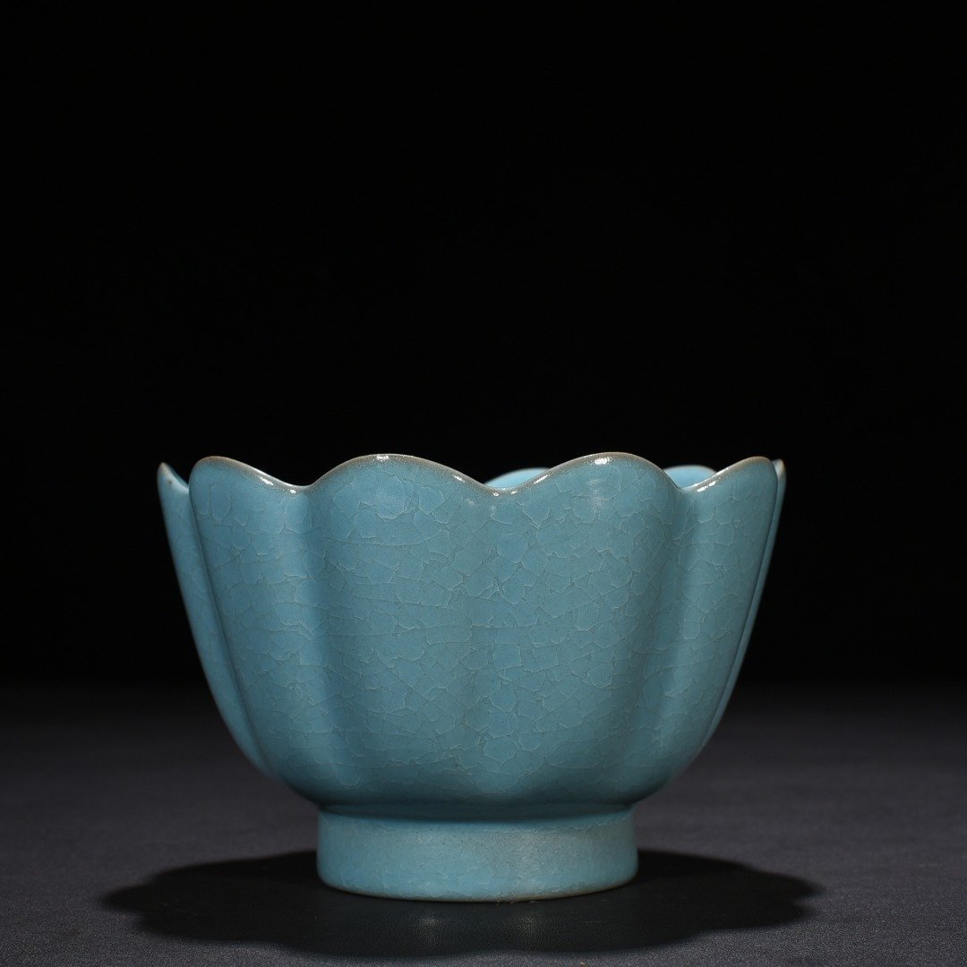 Song Dynasty Ru Kiln azure glaze ice cracked lotus warming bowl