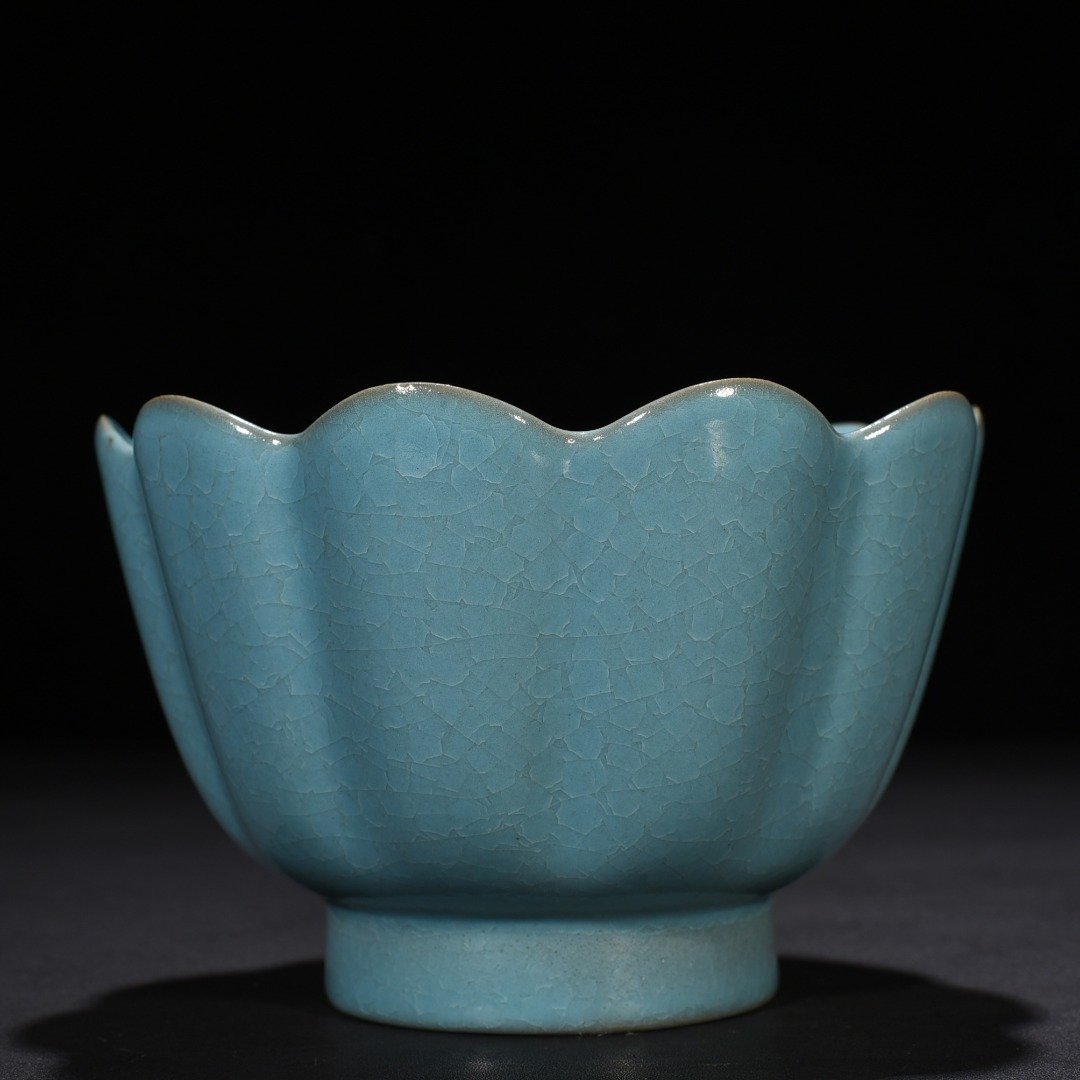 Song Dynasty Ru Kiln azure glaze ice cracked lotus warming bowl