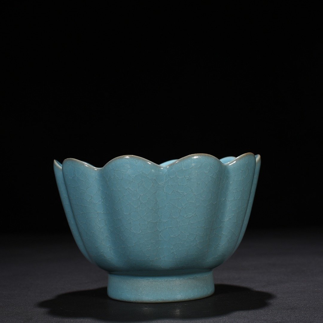 Song Dynasty Ru Kiln azure glaze ice cracked lotus warming bowl