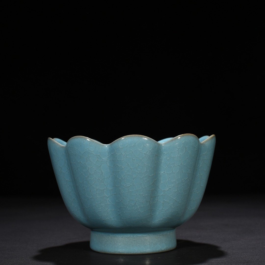 Song Dynasty Ru Kiln azure glaze ice cracked lotus warming bowl