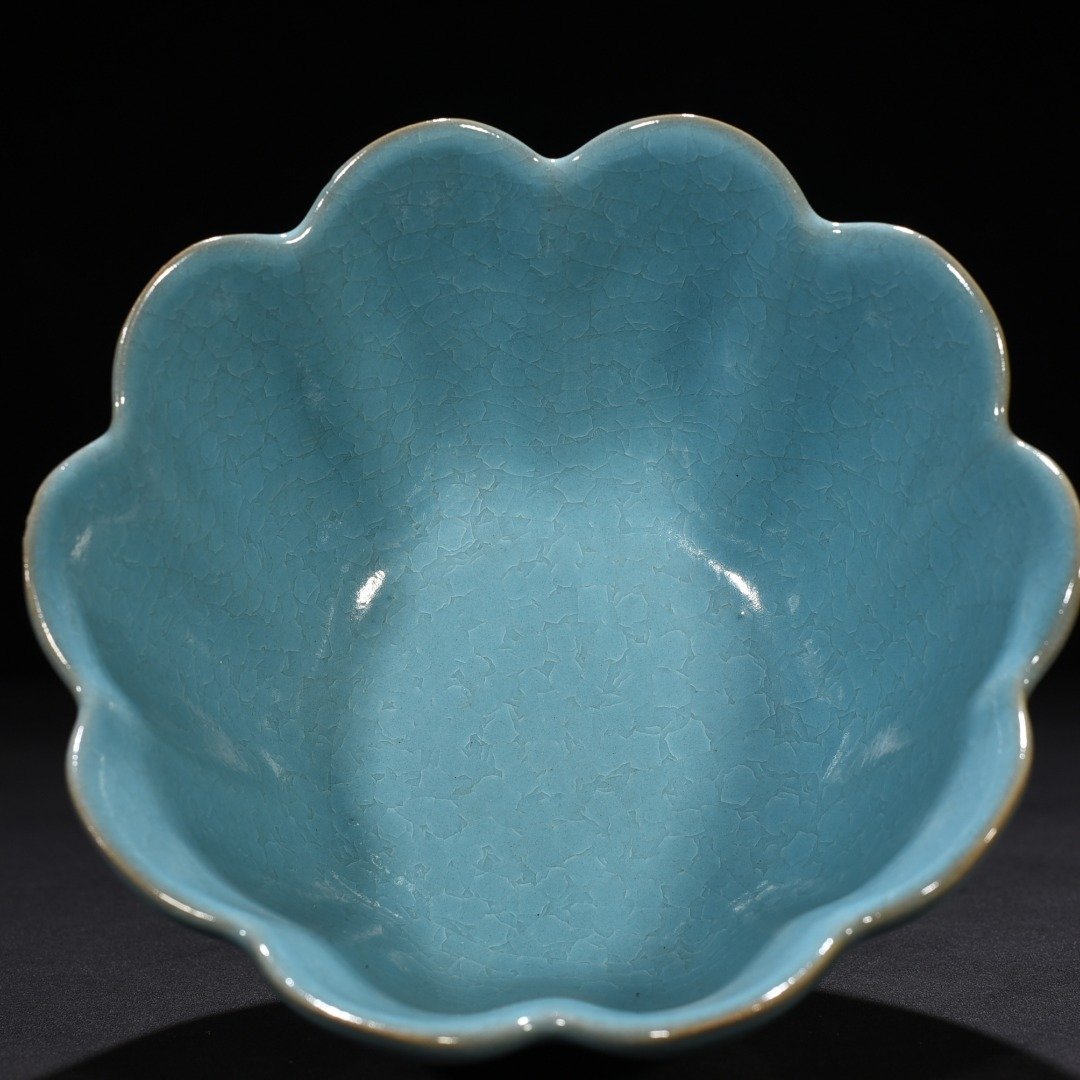 Song Dynasty Ru Kiln azure glaze ice cracked lotus warming bowl