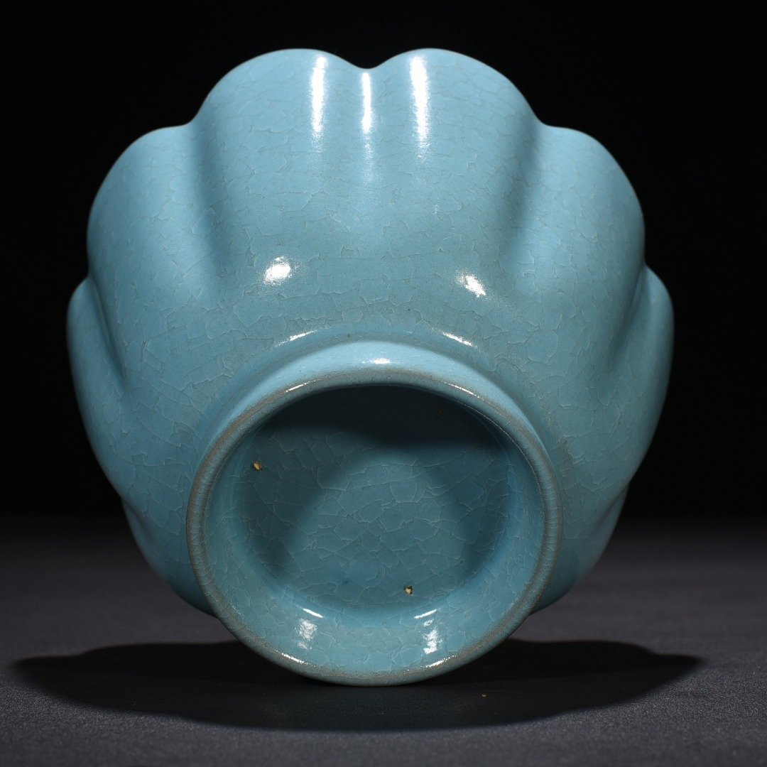 Song Dynasty Ru Kiln azure glaze ice cracked lotus warming bowl
