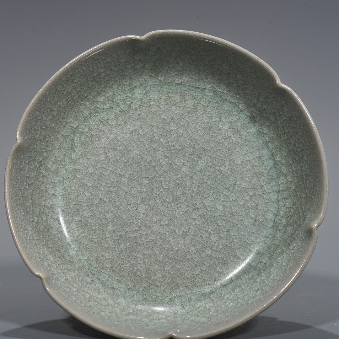 Song Dynasty Ru kiln azure glaze ice crackled sunflower mouthwash