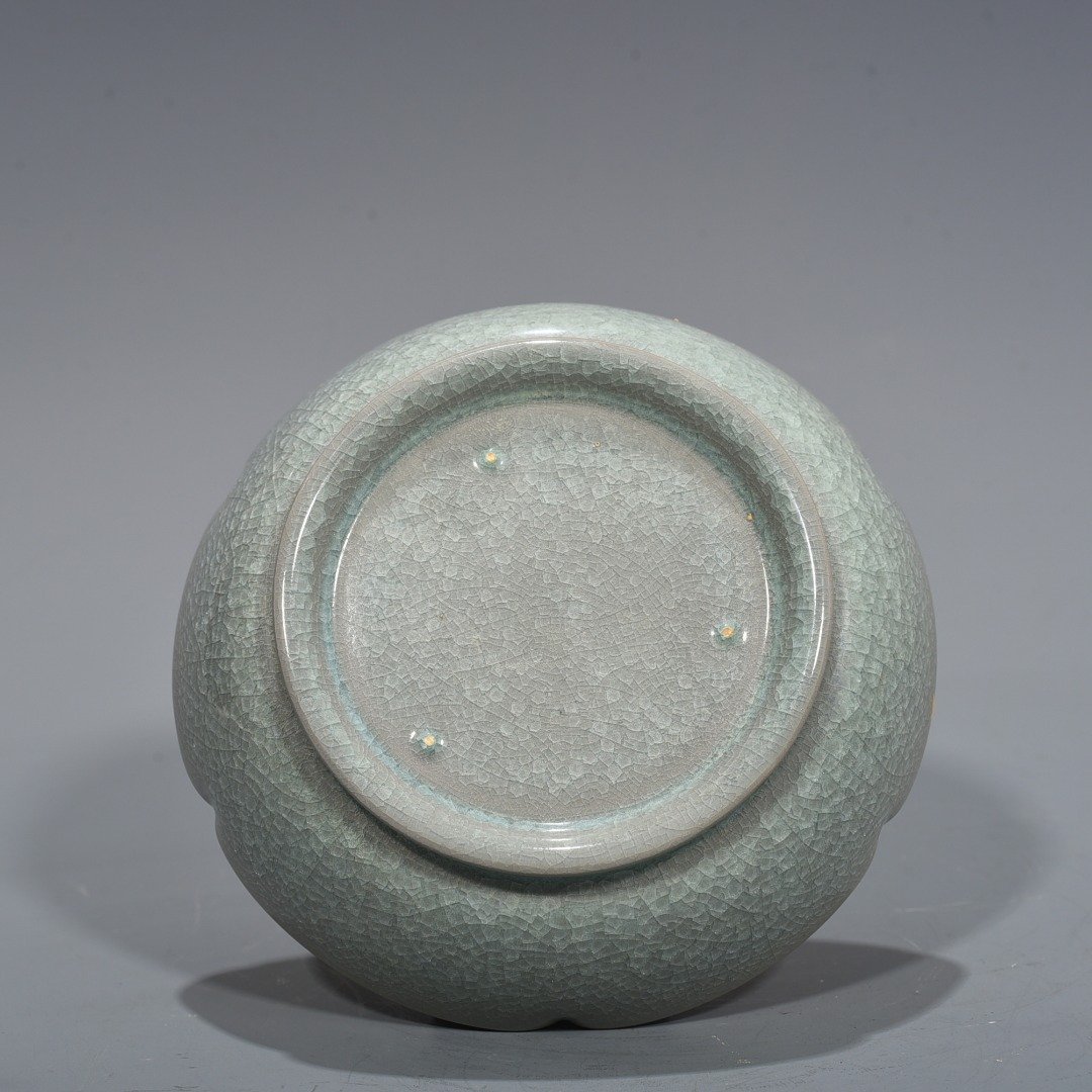 Song Dynasty Ru kiln azure glaze ice crackled sunflower mouthwash