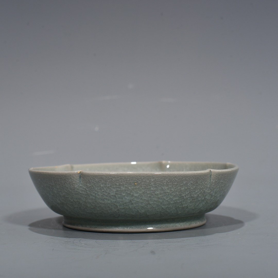 Song Dynasty Ru kiln azure glaze ice crackled sunflower mouthwash