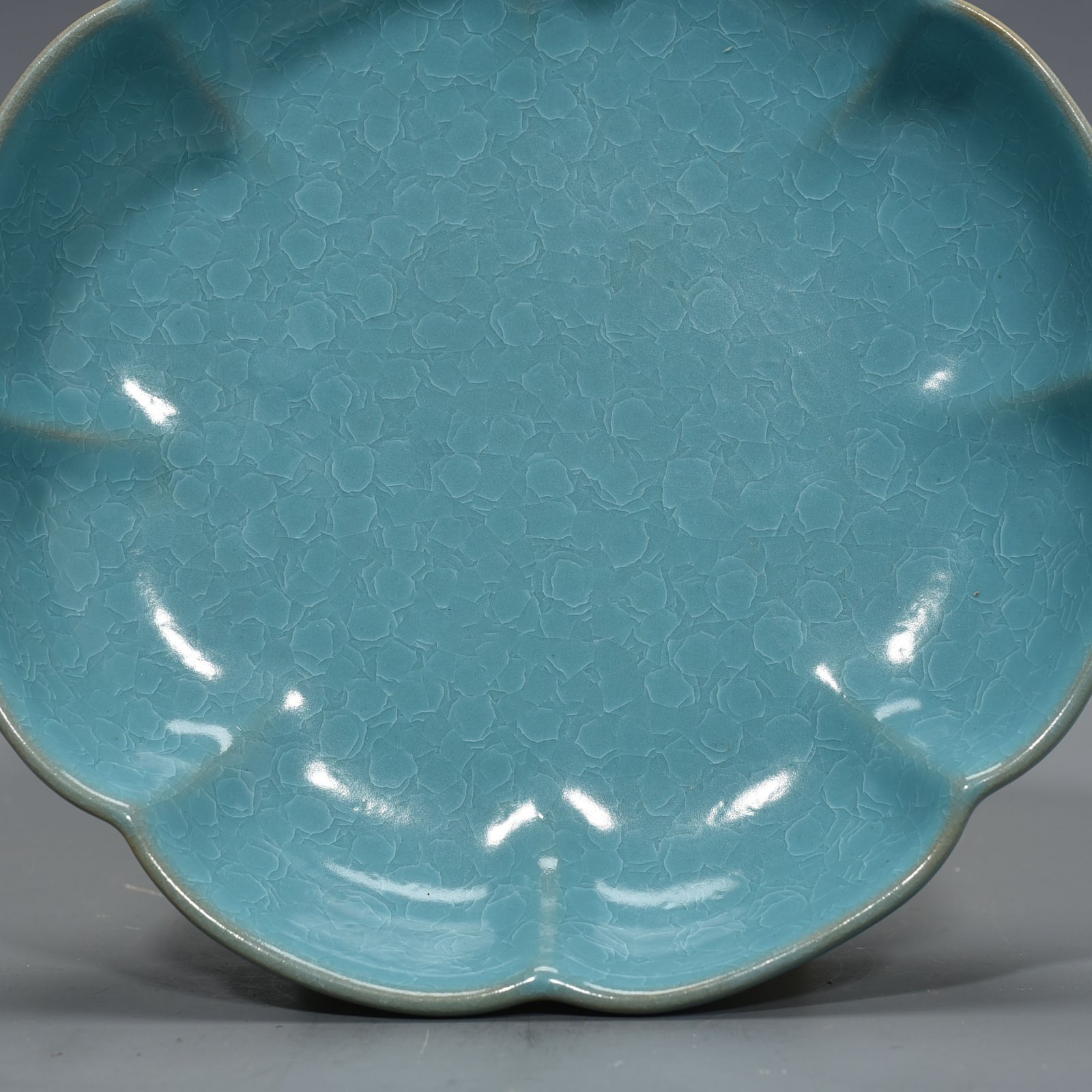 Song Dynasty Ru kiln azure glaze ice crackled sunflower wash