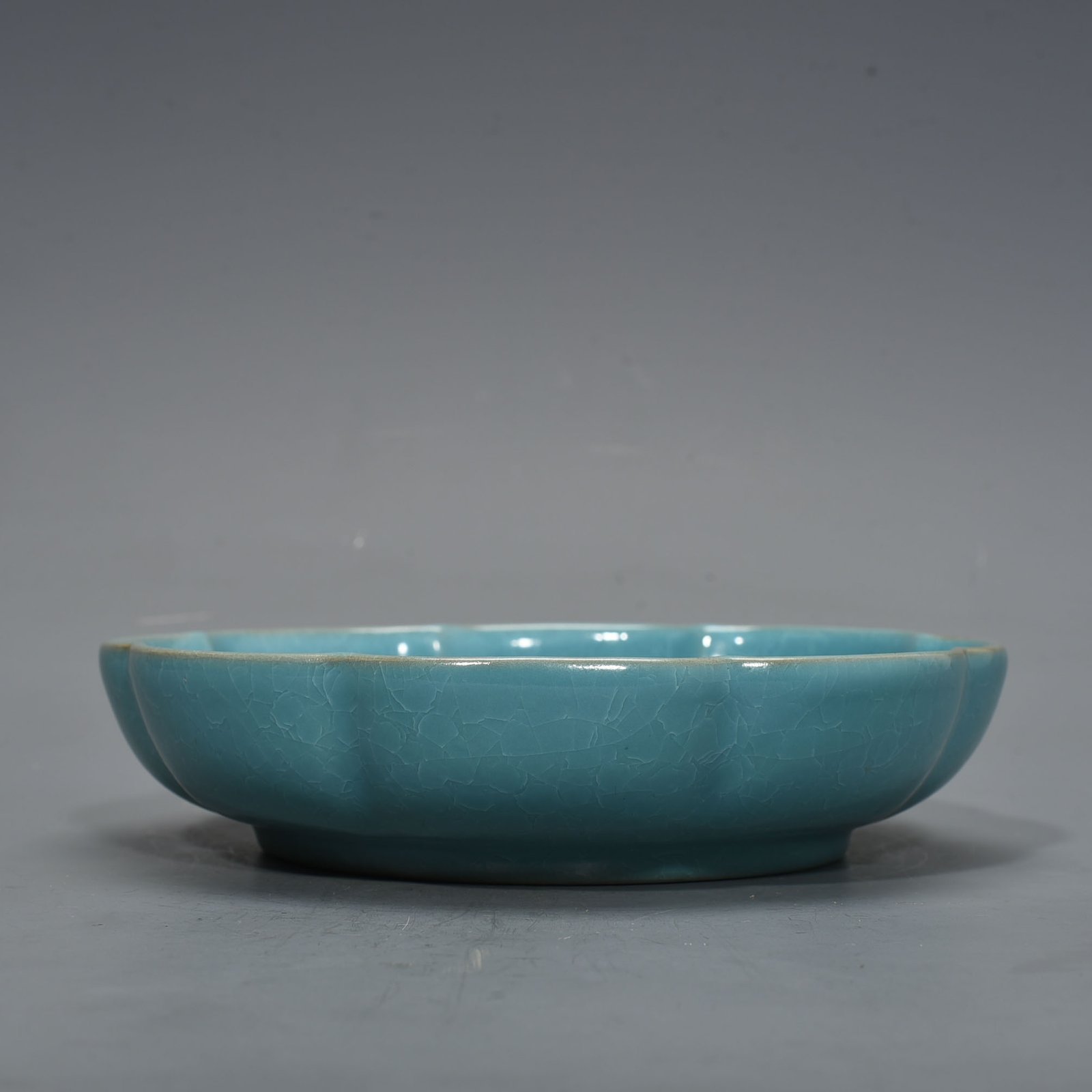 Song Dynasty Ru kiln azure glaze ice crackled sunflower wash