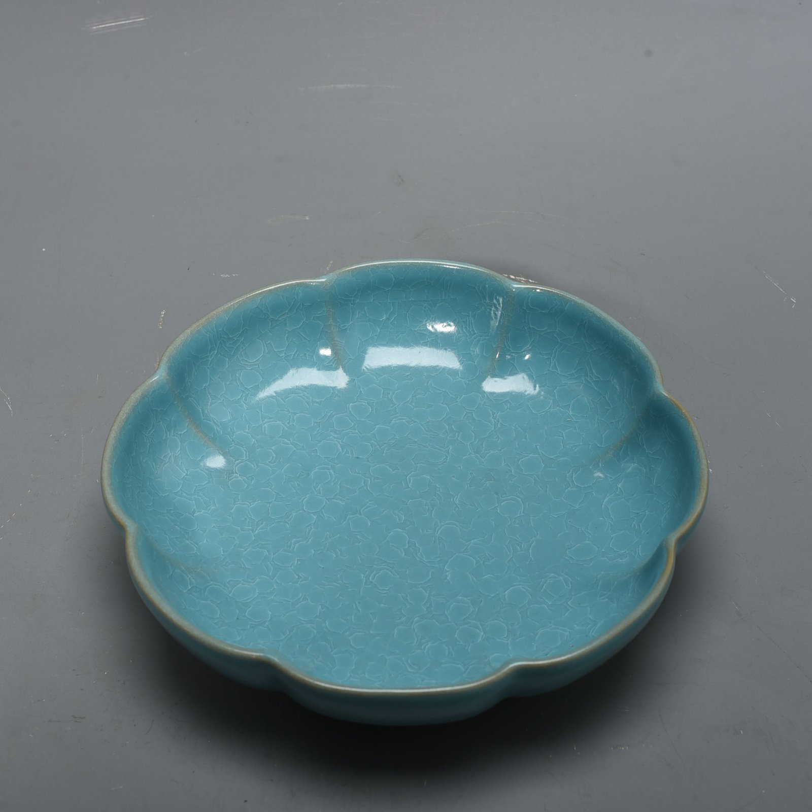 Song Dynasty Ru kiln azure glaze ice crackled sunflower wash
