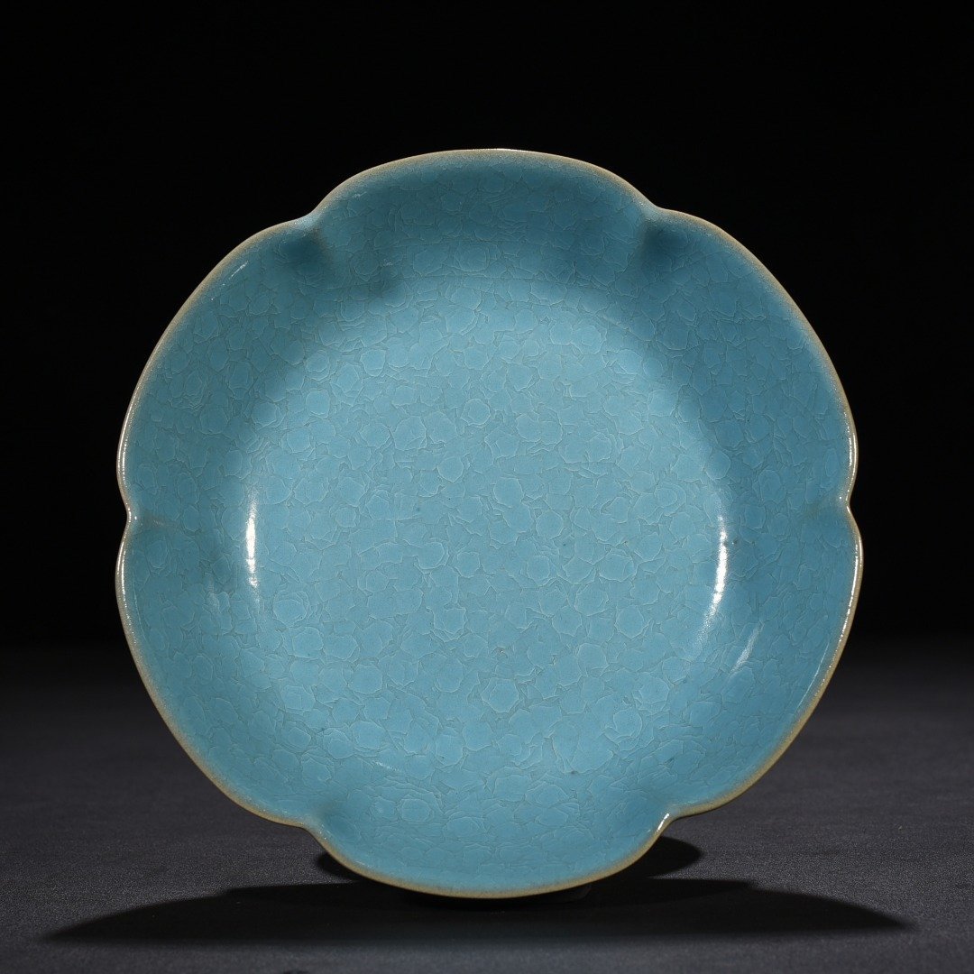 Song Dynasty Ru kiln azure glaze ice crackled sunflower mouthwash