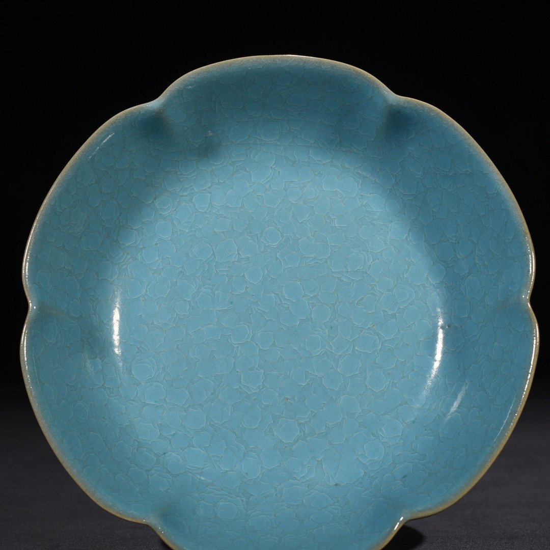 Song Dynasty Ru kiln azure glaze ice crackled sunflower mouthwash