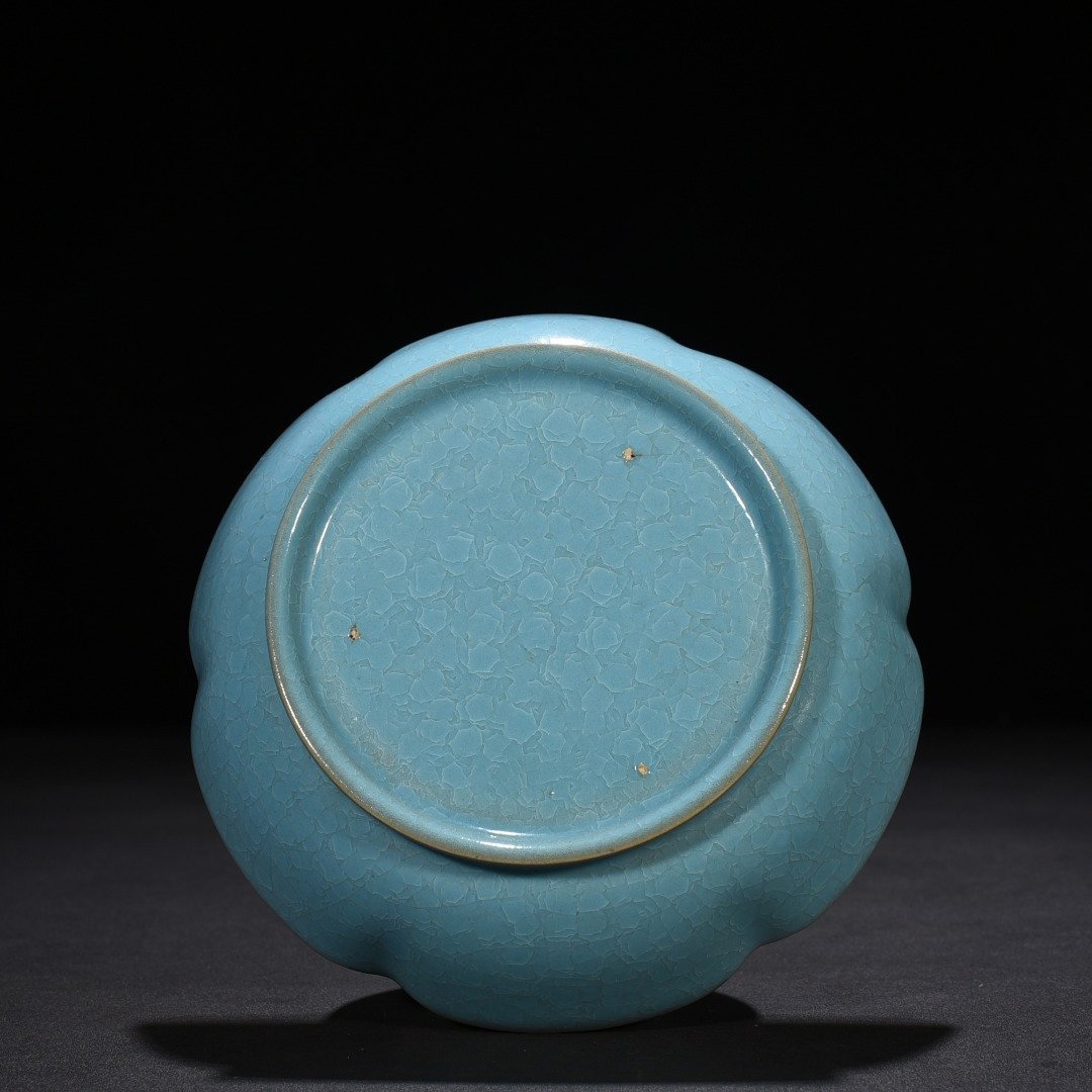 Song Dynasty Ru kiln azure glaze ice crackled sunflower mouthwash