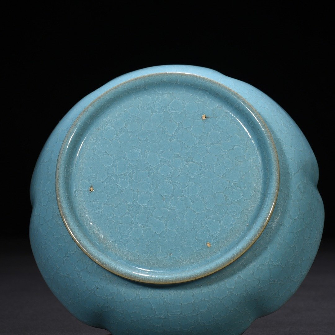 Song Dynasty Ru kiln azure glaze ice crackled sunflower mouthwash