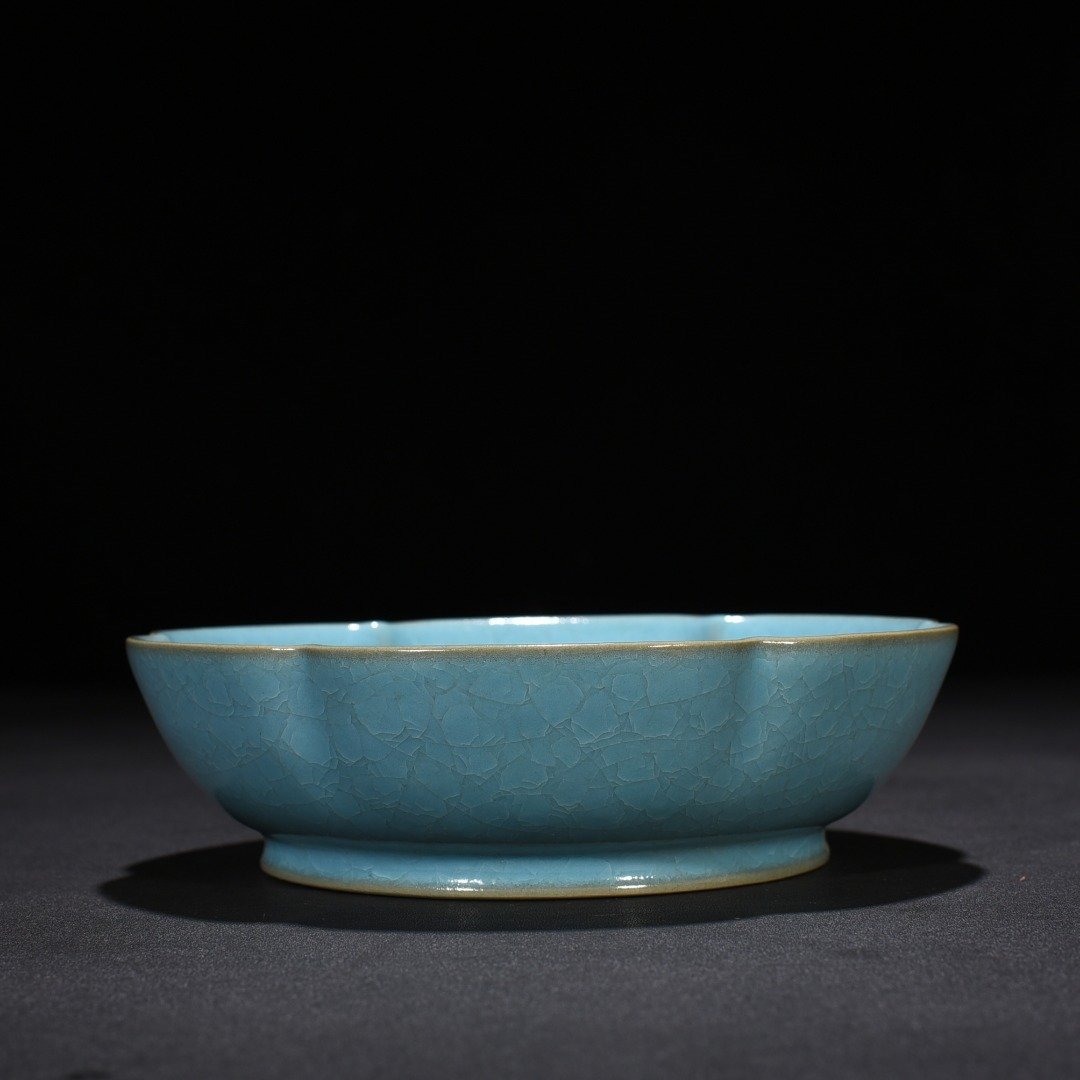 Song Dynasty Ru kiln azure glaze ice crackled sunflower mouthwash