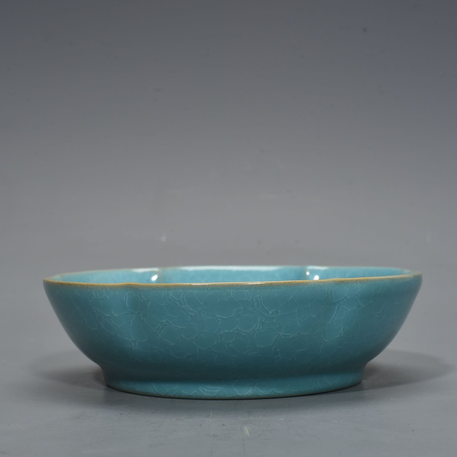 Song Dynasty Ru kiln azure glaze ice crackled sunflower wash basin