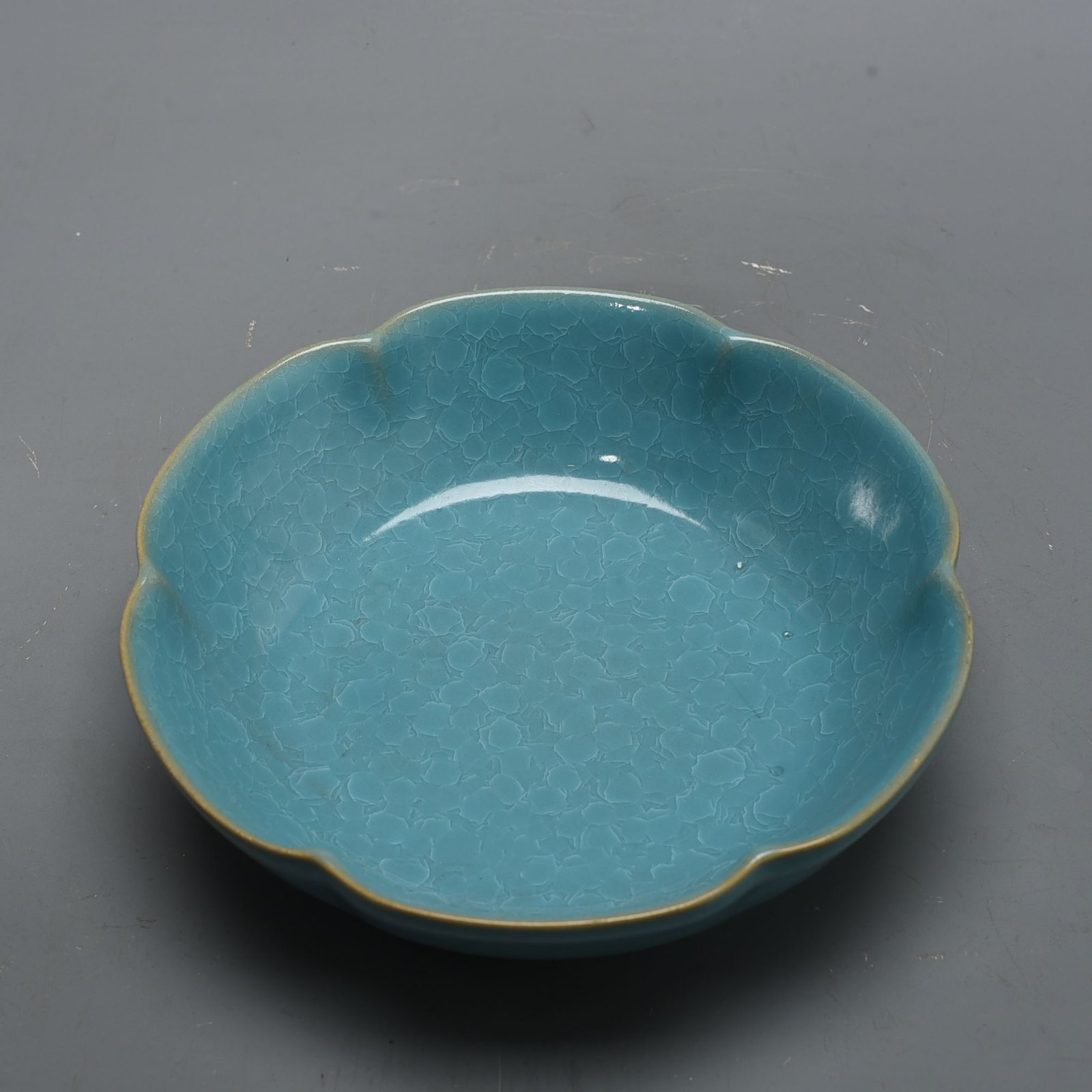 Song Dynasty Ru kiln azure glaze ice crackled sunflower wash basin