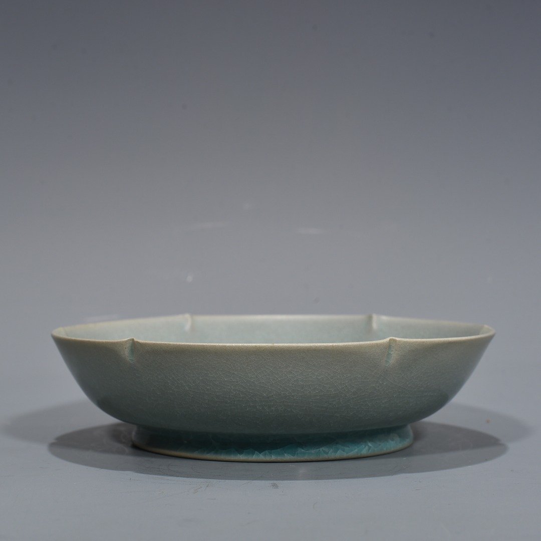 Song Dynasty  Ru kiln azure glaze ice crackled sunflower wash