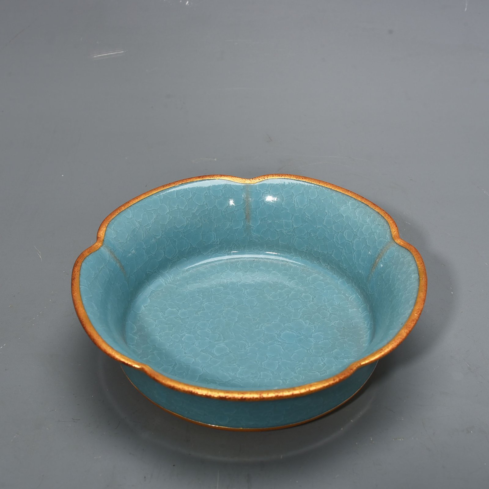 Song Dynasty Ru kiln azure glaze ice crackled sunflower mouth wash
