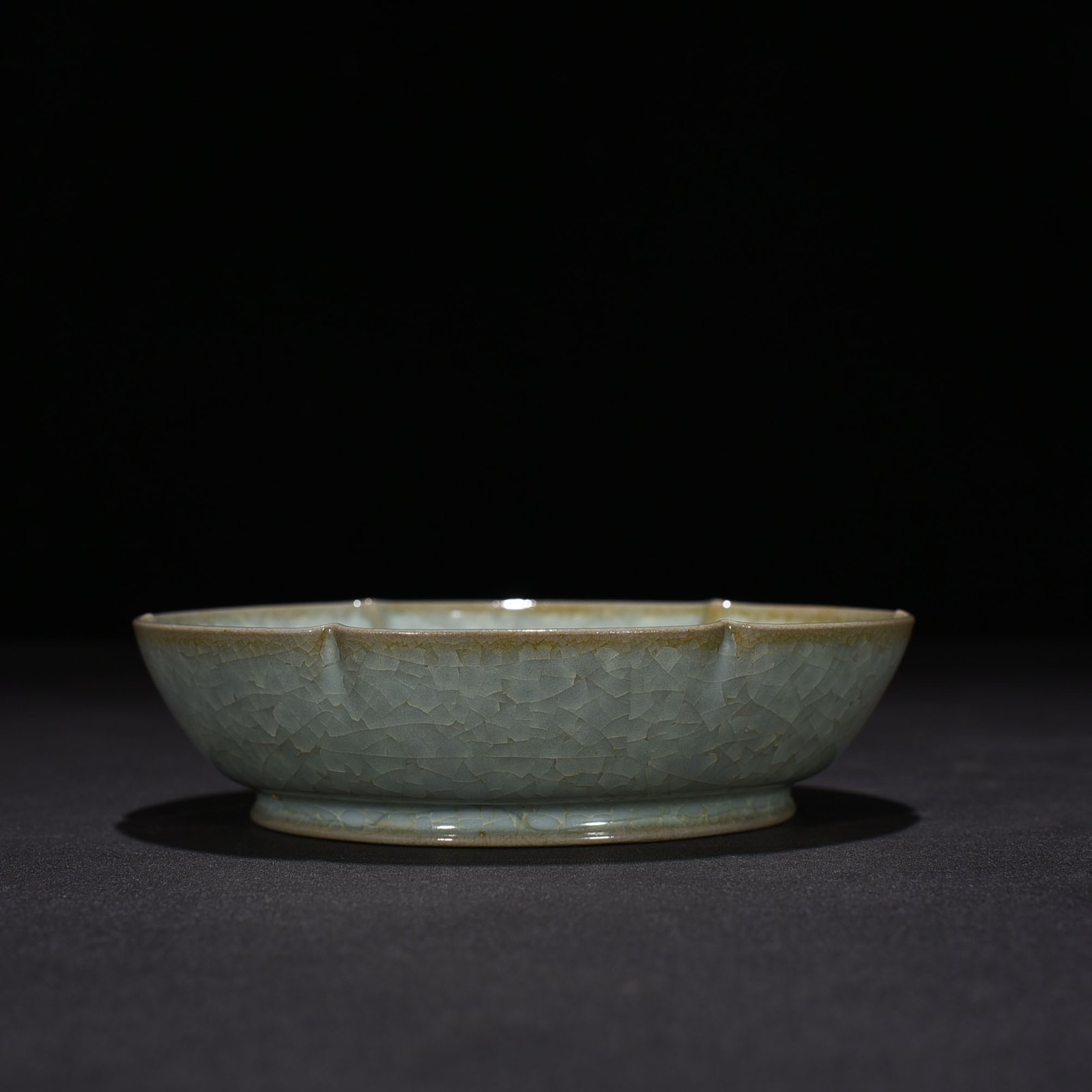 Song Dynasty Ru kiln azure glaze ice crackled sunflower wash