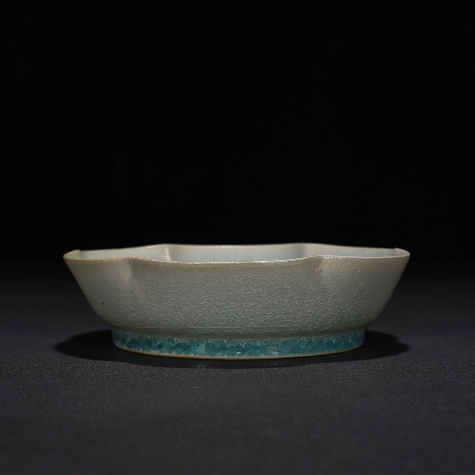 Song Dynasty Ru kiln azure glaze ice crackled sunflower wash