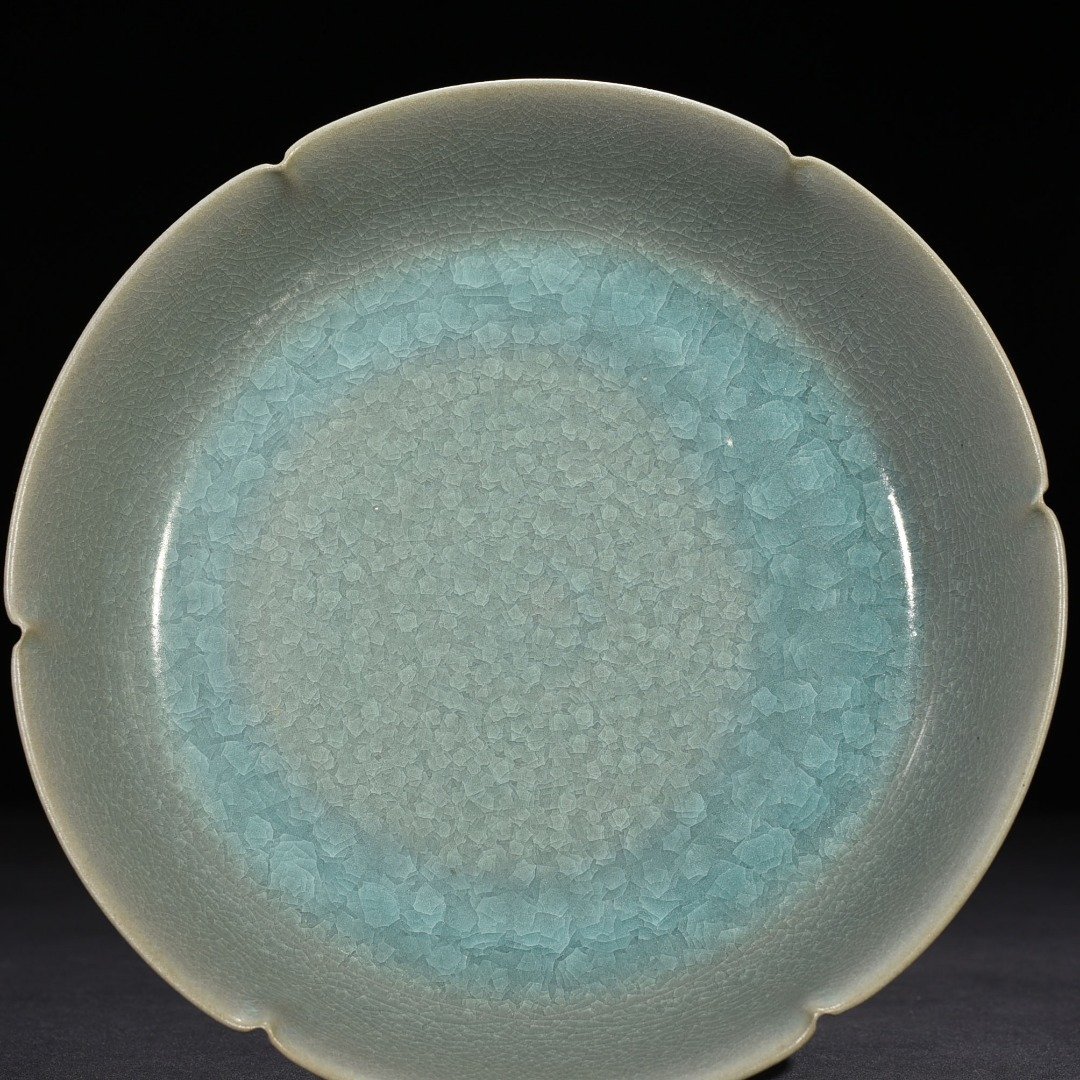 Song Dynasty Ru kiln azure glaze ice crackled sunflower wash