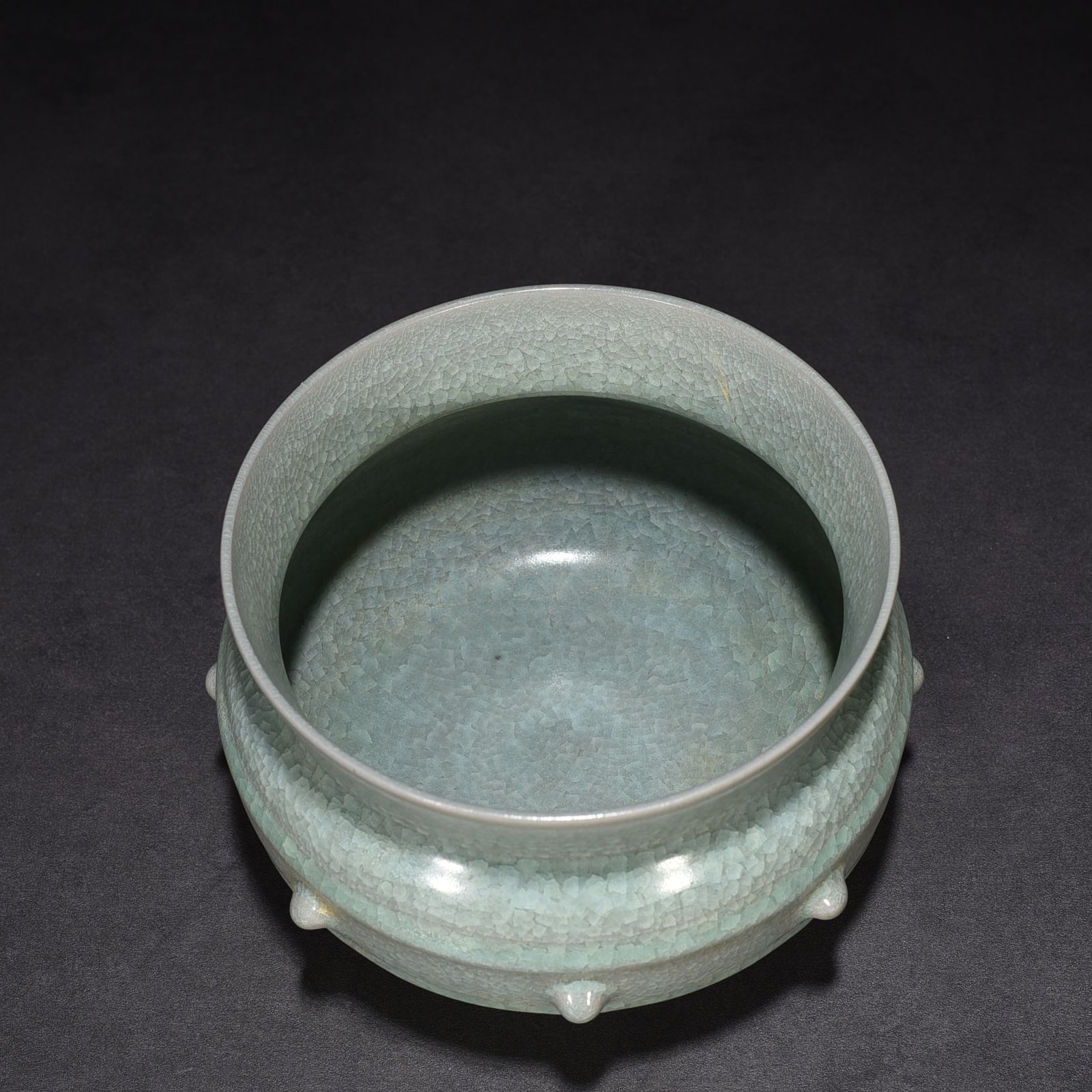 Song Dynasty Ru Kiln azure glaze ice crack drum nail wash