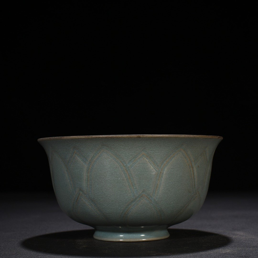 Song Dynasty Ru Kiln azure glaze bowl with lotus petal pattern