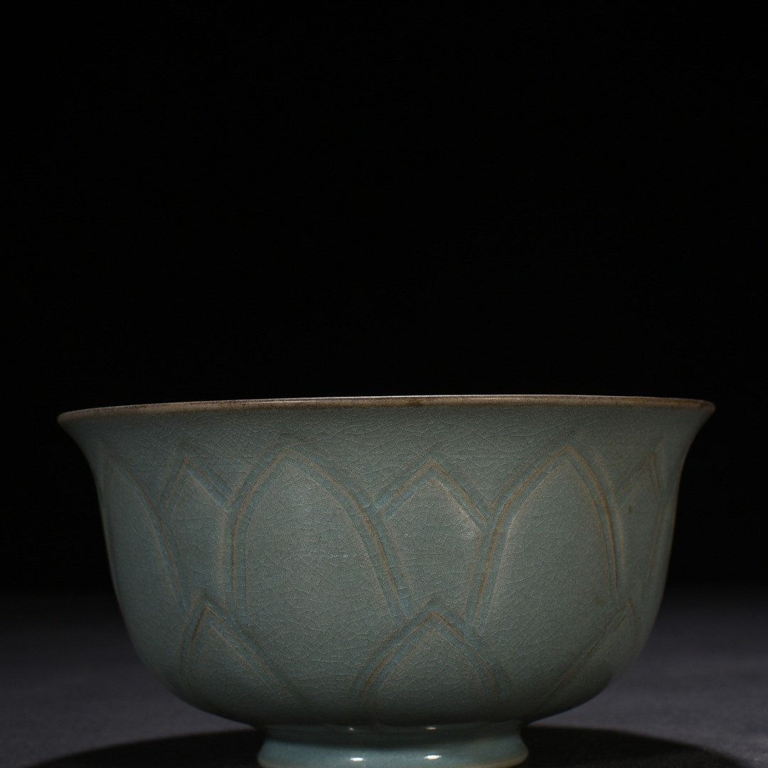 Song Dynasty Ru Kiln azure glaze bowl with lotus petal pattern
