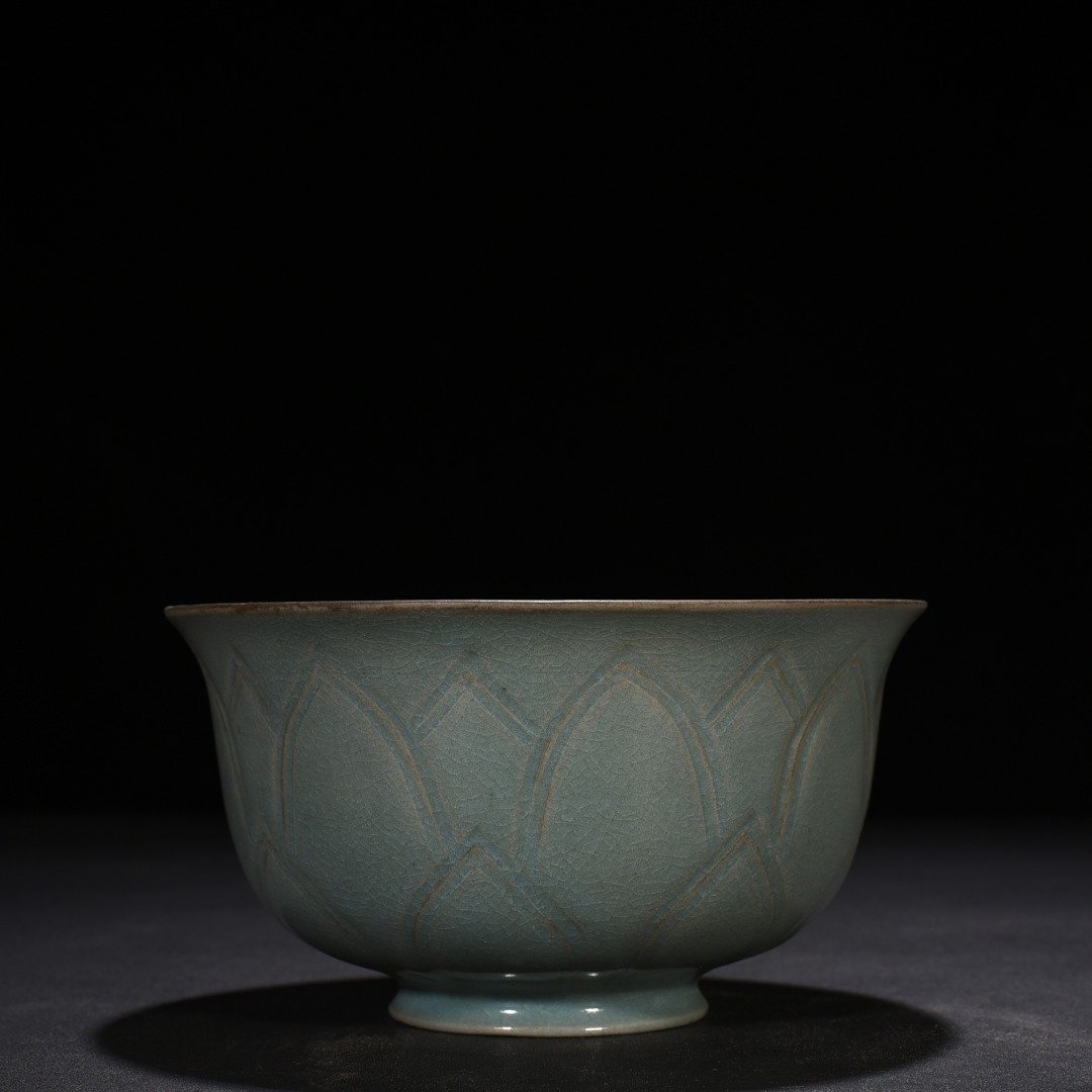Song Dynasty Ru Kiln azure glaze bowl with lotus petal pattern