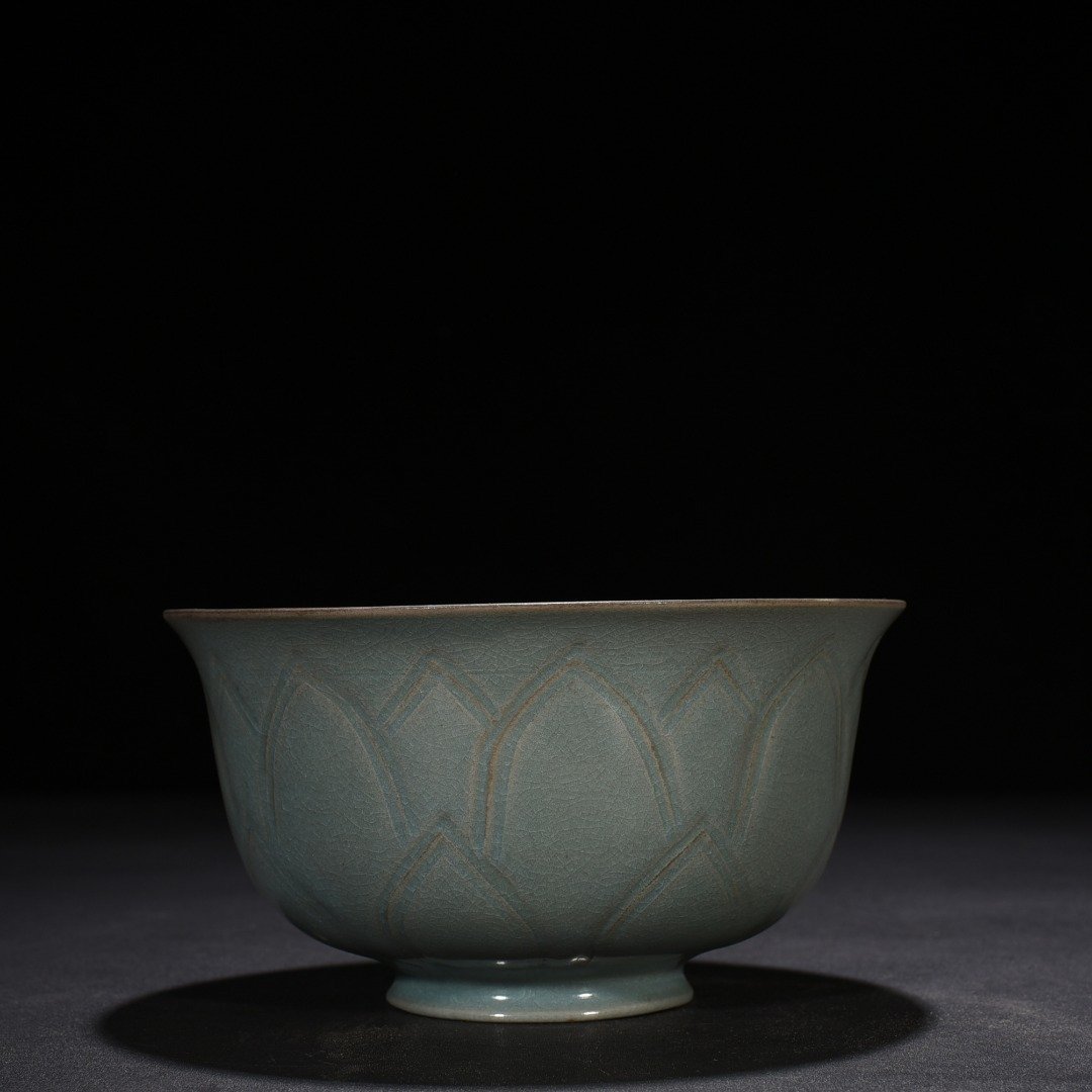 Song Dynasty Ru Kiln azure glaze bowl with lotus petal pattern