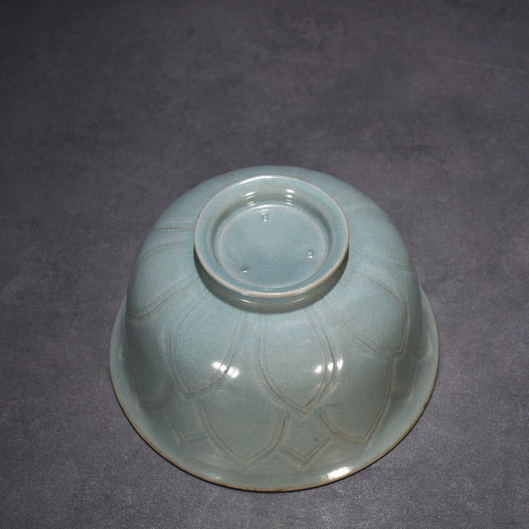 Song Dynasty Ru Kiln azure glaze bowl with lotus petal pattern